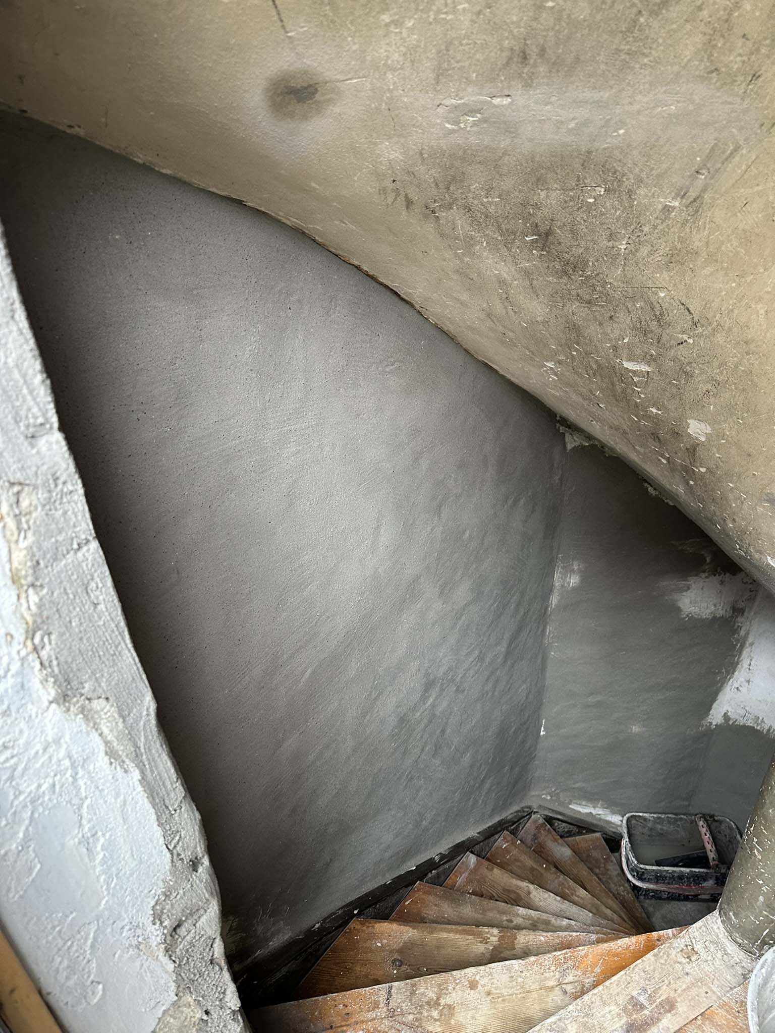 Samme kælderhvælv efter pudsning med glat, hvid overflade